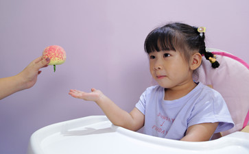 語言訓練過程中需要讓孩子看書嗎？