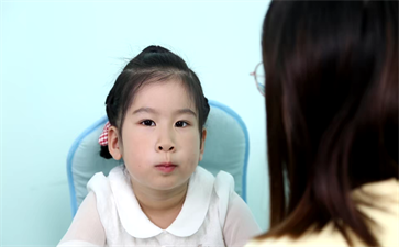 小孩口吃怎么糾正？